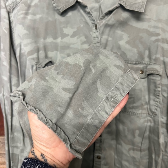 Maurices women’s Camouflage button-down shirt, size 3 sorry about the wrinkles - Picture 3 of 6